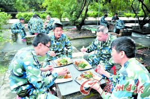 廣東省大學(xué)生村官教育培訓(xùn)基地，身穿迷彩服的村官們在就餐。記者莫偉濃