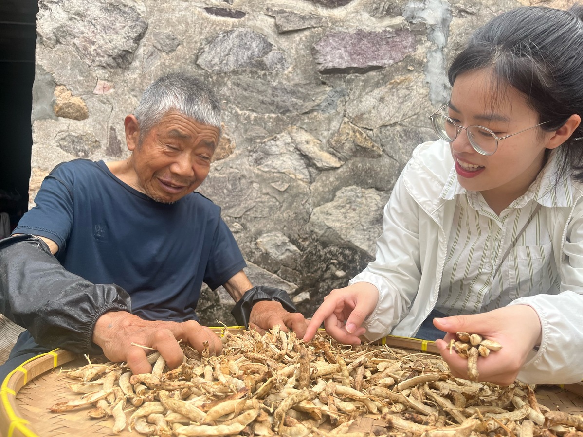 林雨涵（右）幫老人挑干豆莢 牟純紫攝.jpg