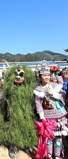 03圖六：2023年1月30日，在廣西柳州融安縣安寧村大袍屯，“芒蒿”與苗族同胞合影。.jpg